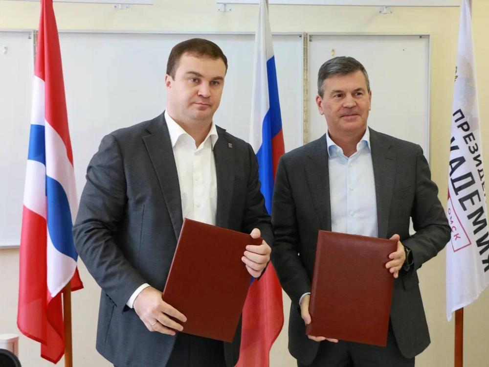 Виталий Хоценко и Алексей Комиссаров подписали соглашение о сотрудничестве между Правительством Омской области и Президентской Академией
