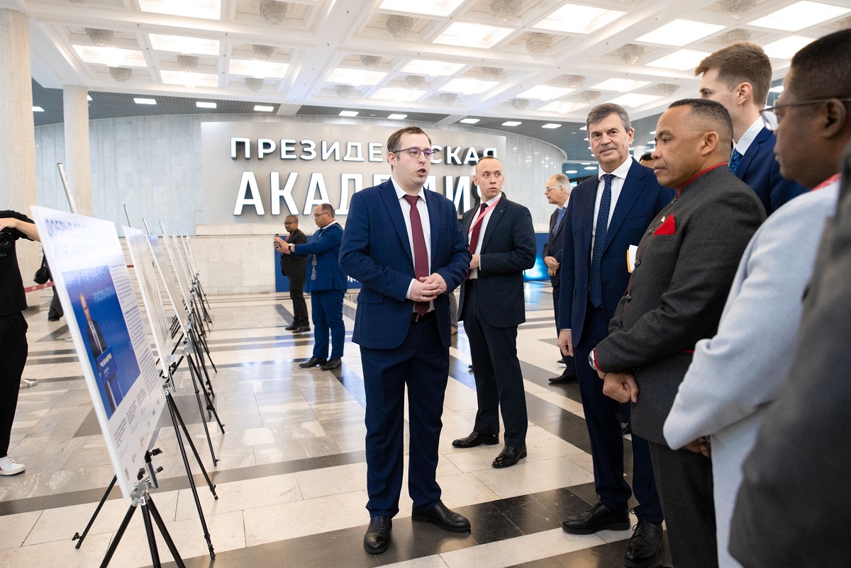 Добрые соседи: в Президентской академии открылась выставка о дружбе России и Африки