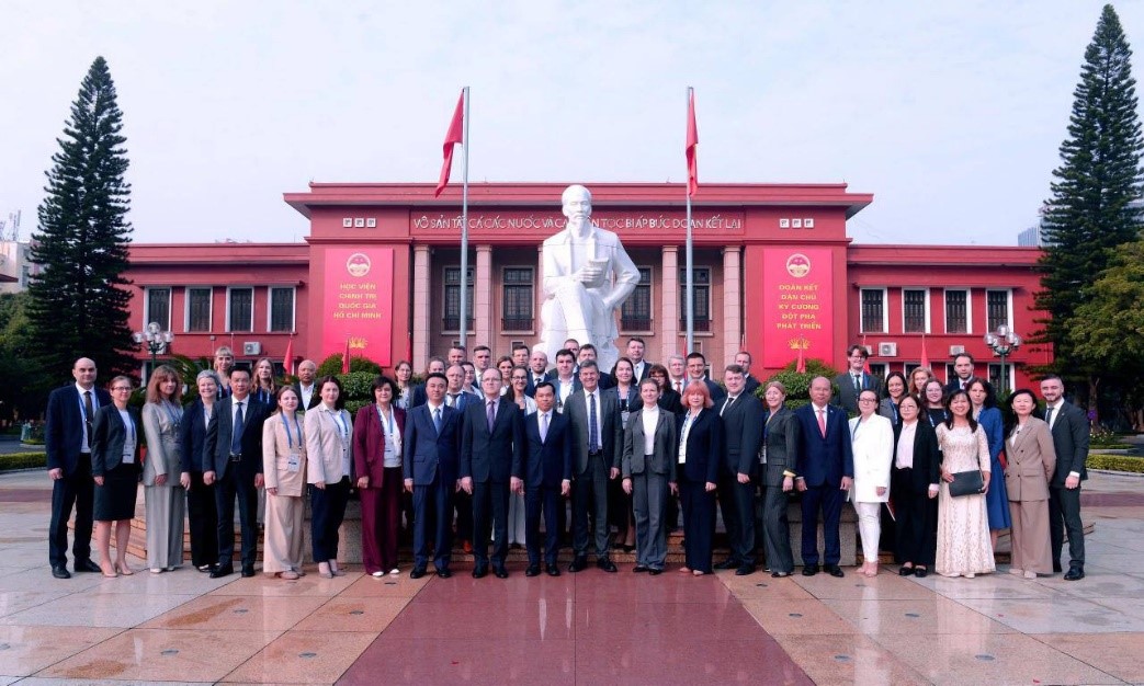 By presidential decree: Russian civil servants undergo training in Vietnam