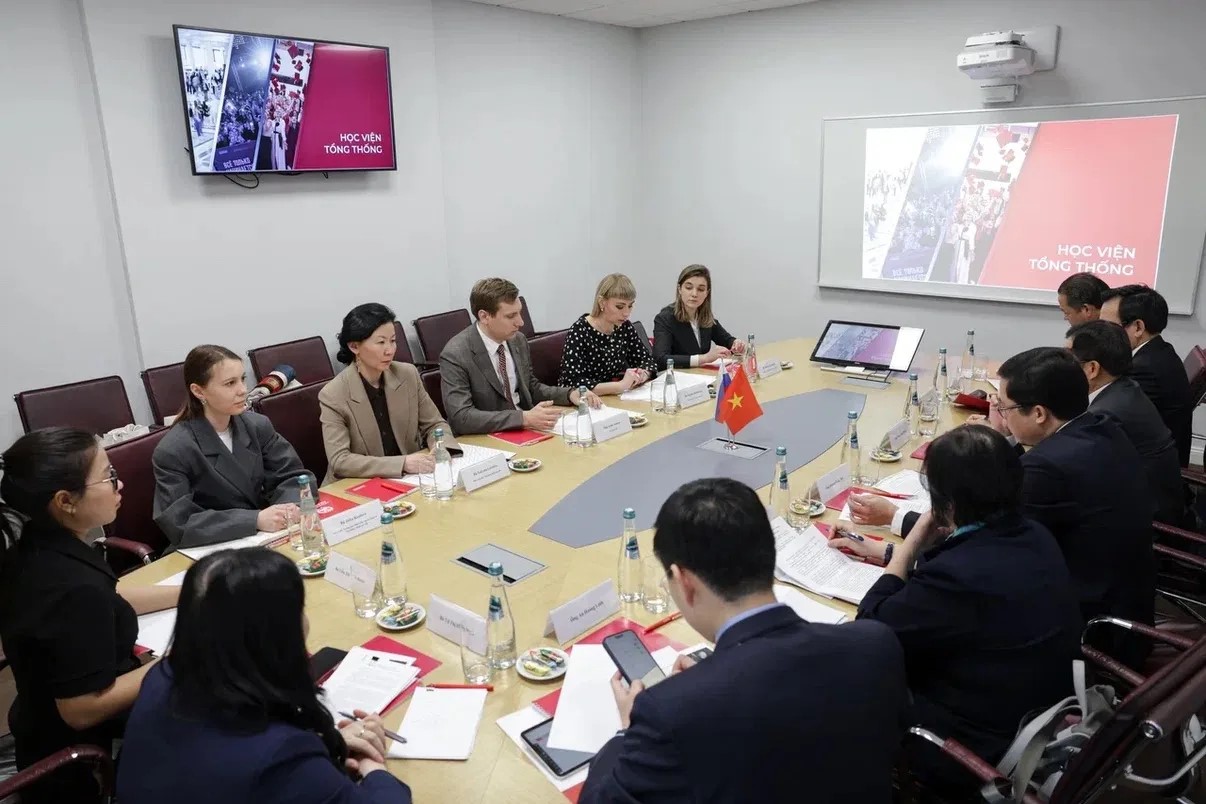 Visit of a delegation from Lao Cai Province to the Presidential Academy