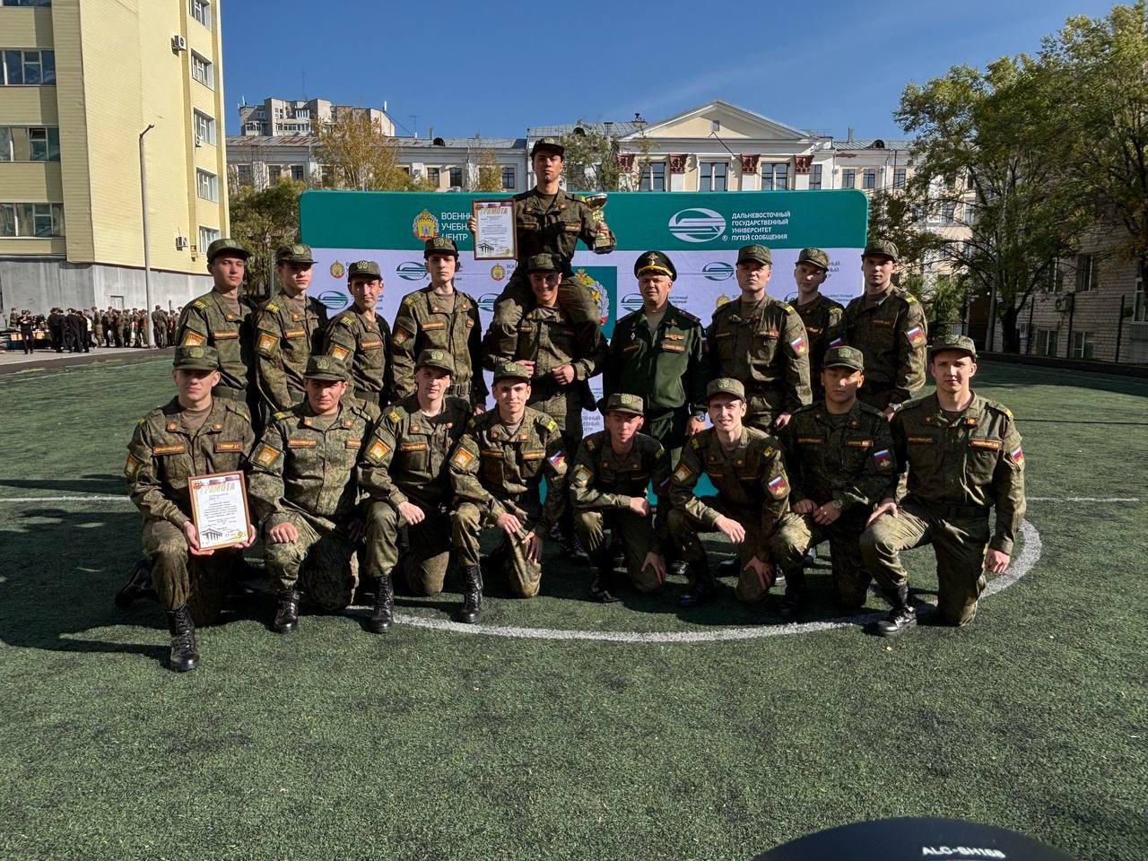 Студенты-курсанты военного учебного центра Дальневосточного института управления – филиала РАНХиГС с гордостью представили Академию в военизированной эстафете, посвящённой 85-й годовщине военного обучения в ДВГУПС