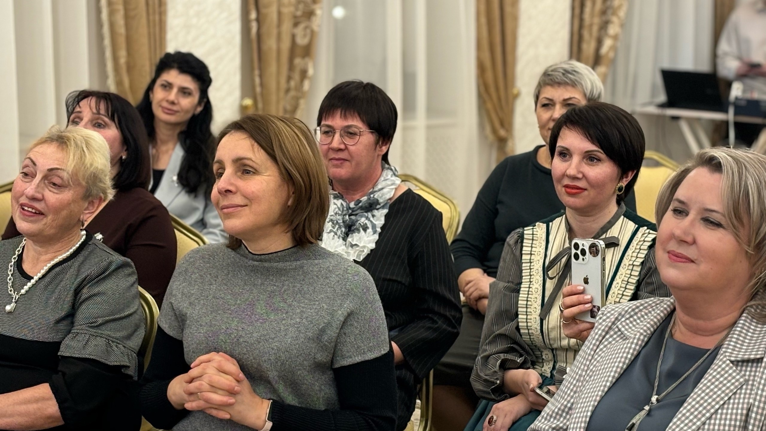 Выпускникам Президентской академии вручили документы о переподготовке и повышении квалификации