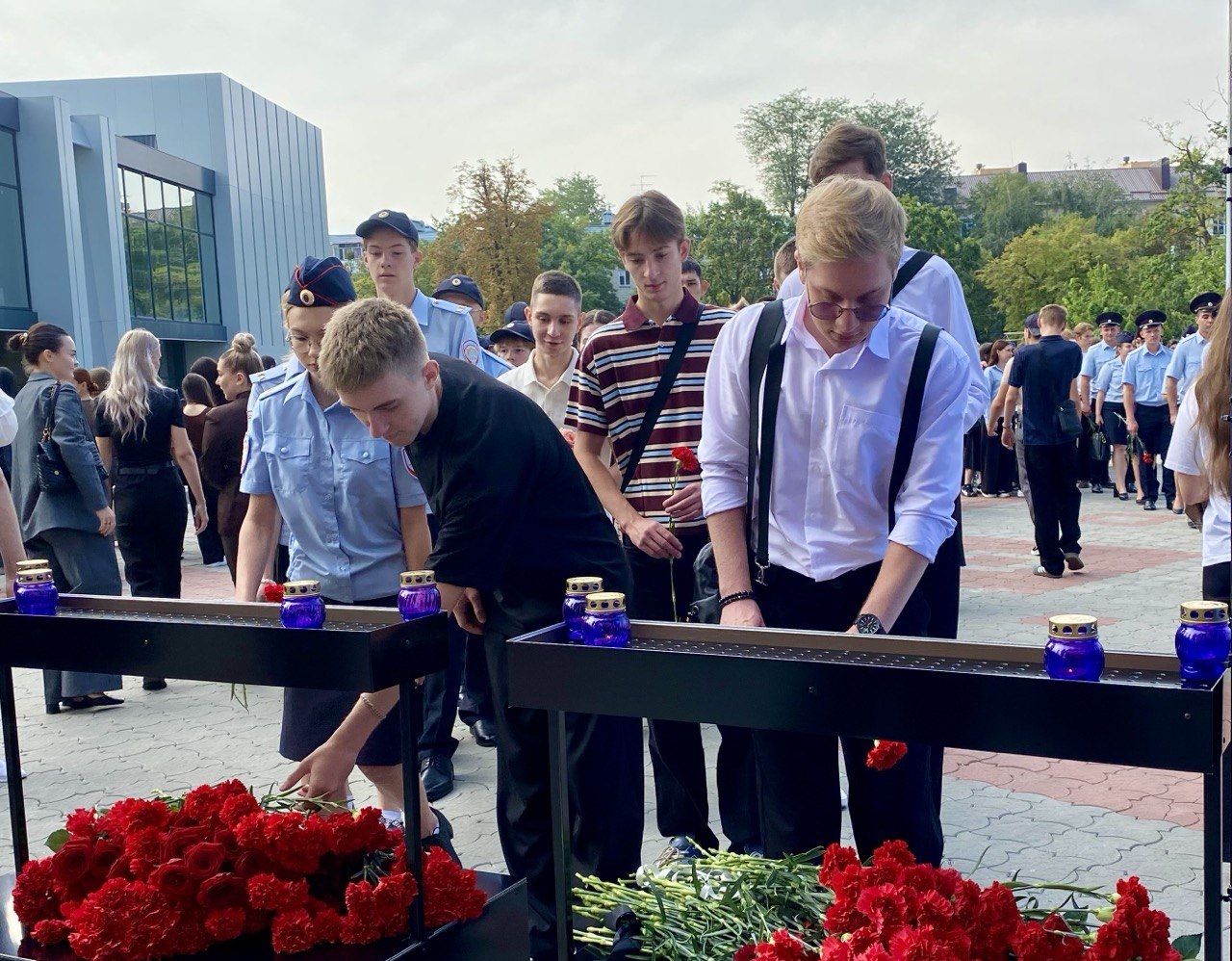 Преподаватели и студенты приняли участие в памятной акции, посвящённой Дню солидарности в борьбе с терроризмом