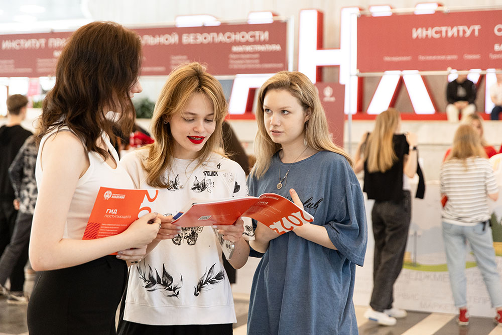 Куда лучше поступить девушке после 11 класса в 2025 году | Блог РАНХиГС