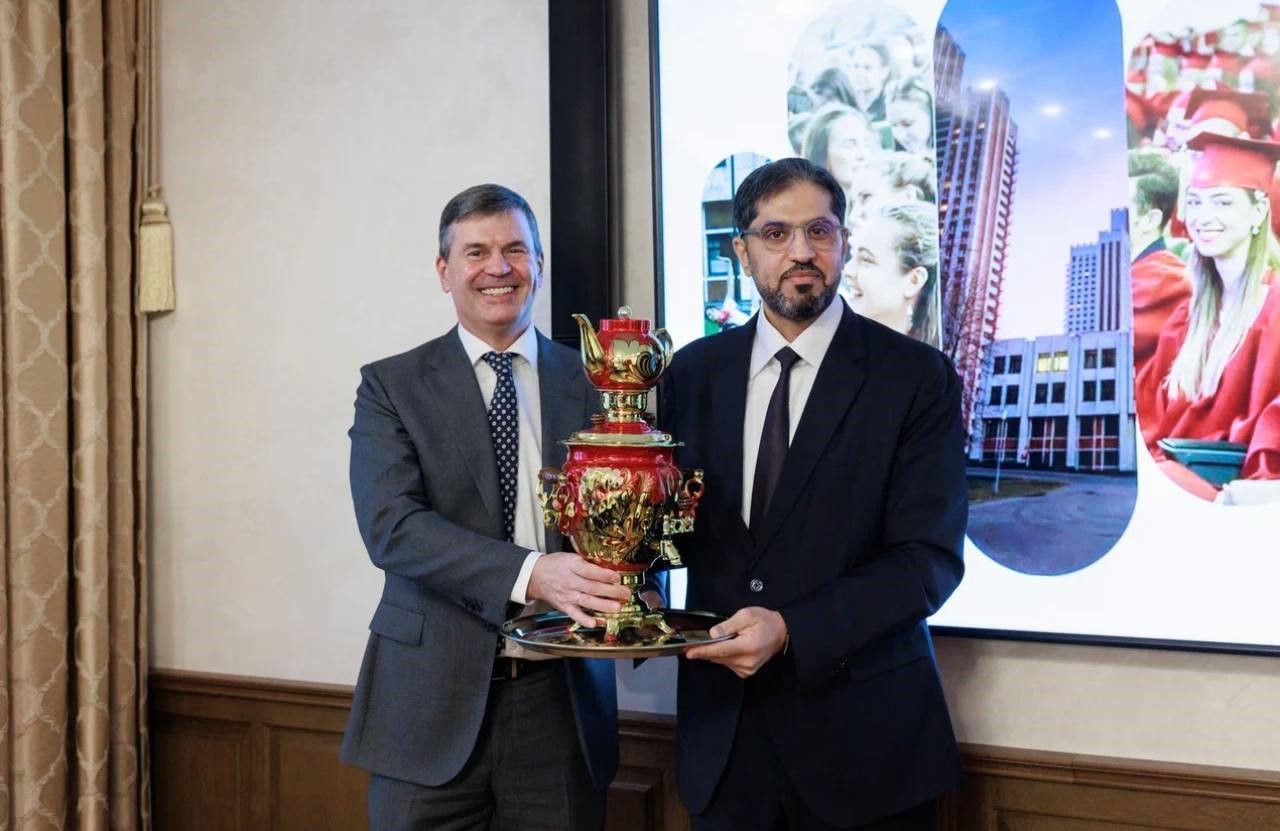 The UAE Ambassador visits the Presidential Academy