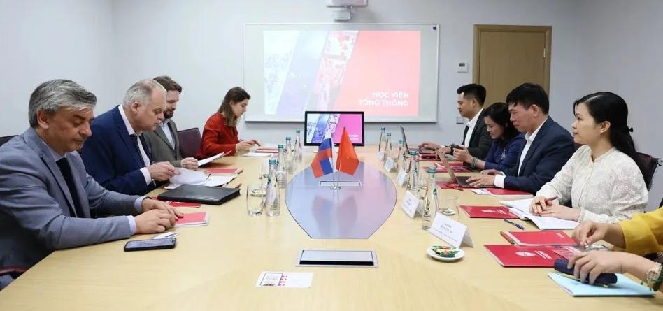 Presidential Academy strengthens ties with Vietnam's leading law school