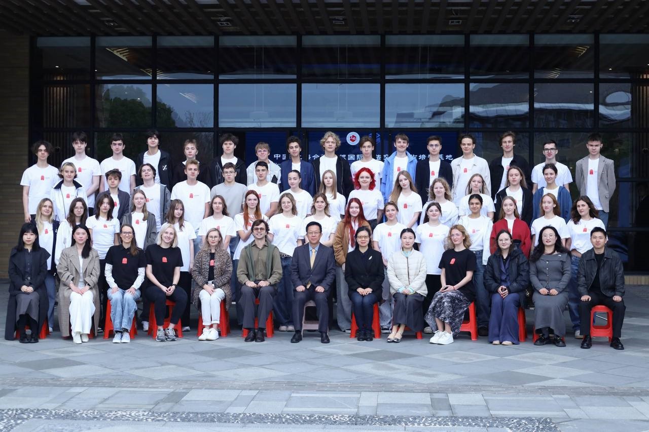 总统学院中学学生在中国培训项目正式启动。