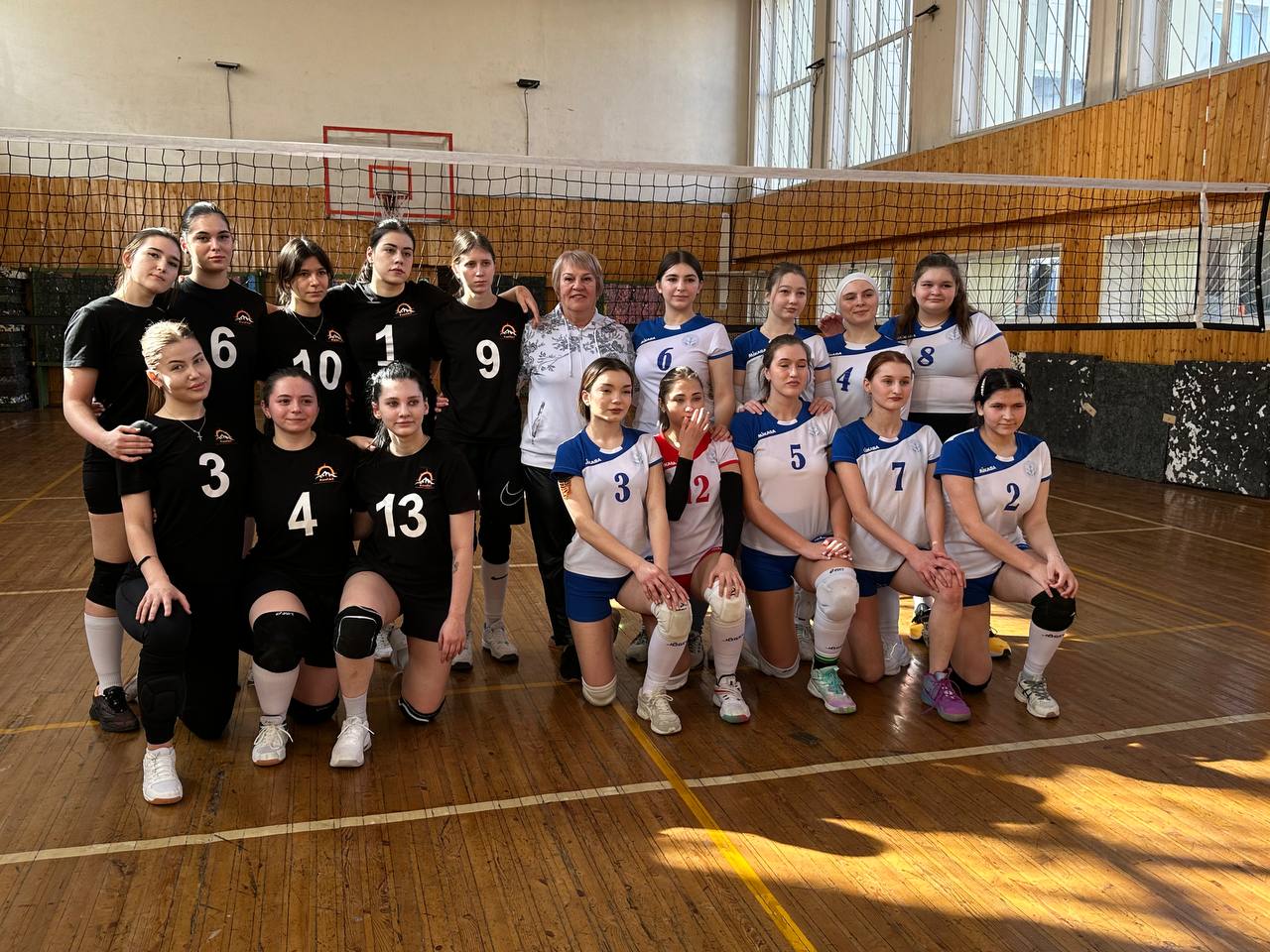 Женская волейбольная команда «КомПАС» встретилась с соперницами из Кисловодска