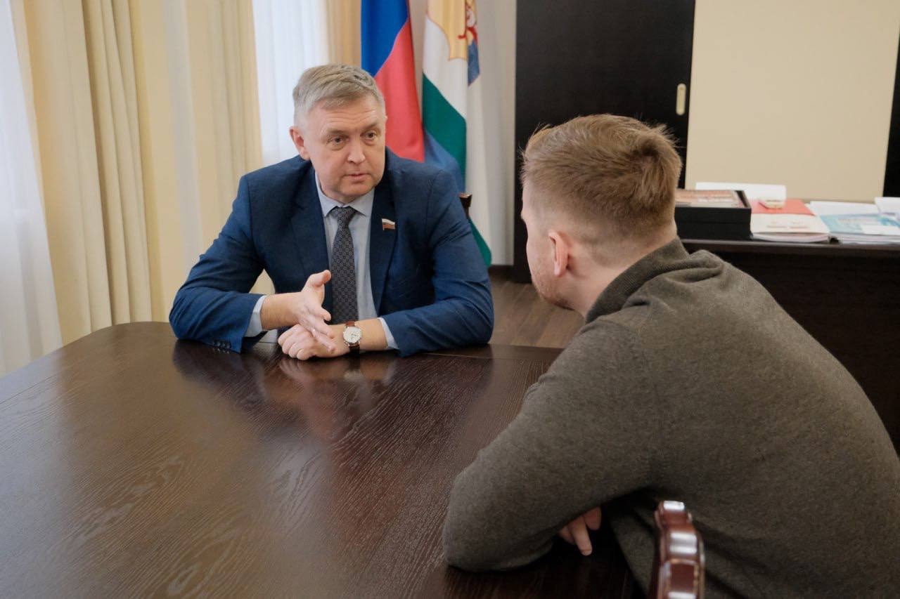 В ЗакСобрании поделились опытом с участником проекта «Вятский корпус Защитников Отечества»