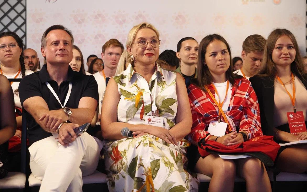 Летний кампус Президентской академии посетили Арина Шарапова и Ринат Садыков