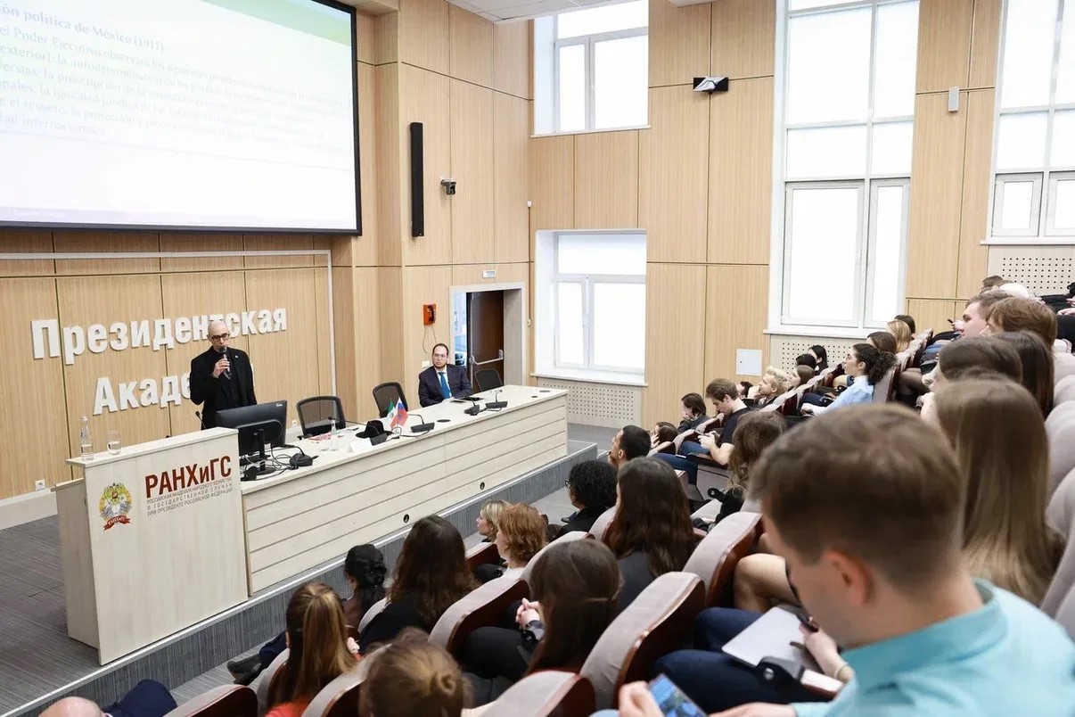 Mexican Ambassador at the Presidential Academy