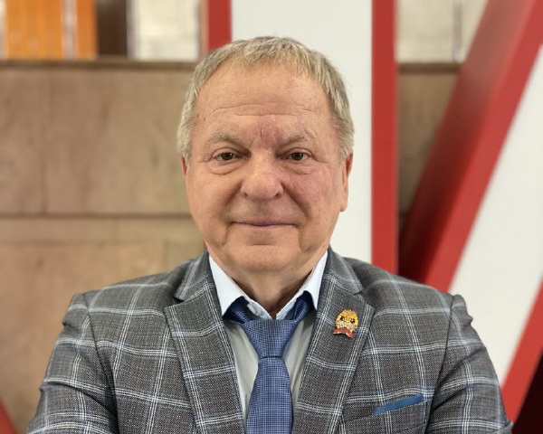 Поздравление директора филиала Ю.В. Васильева с Международным женским днём