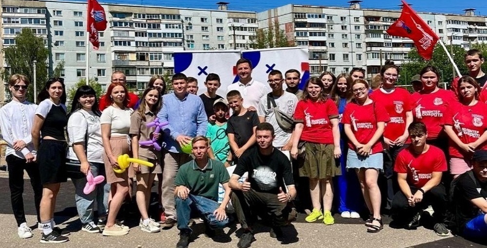 Студенты-волонтёры применили свои навыки в роли воспитателей в День семьи, любви и верности.