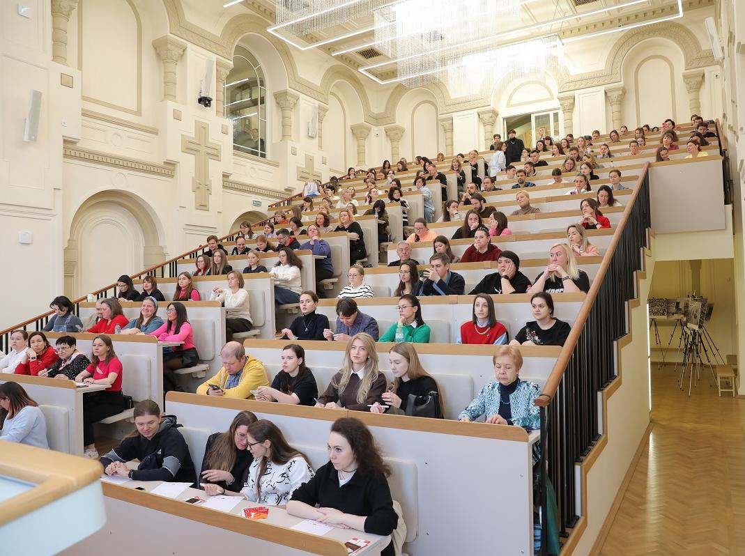 Более тысячи человек написали «Тотальный диктант» в Президентской академии