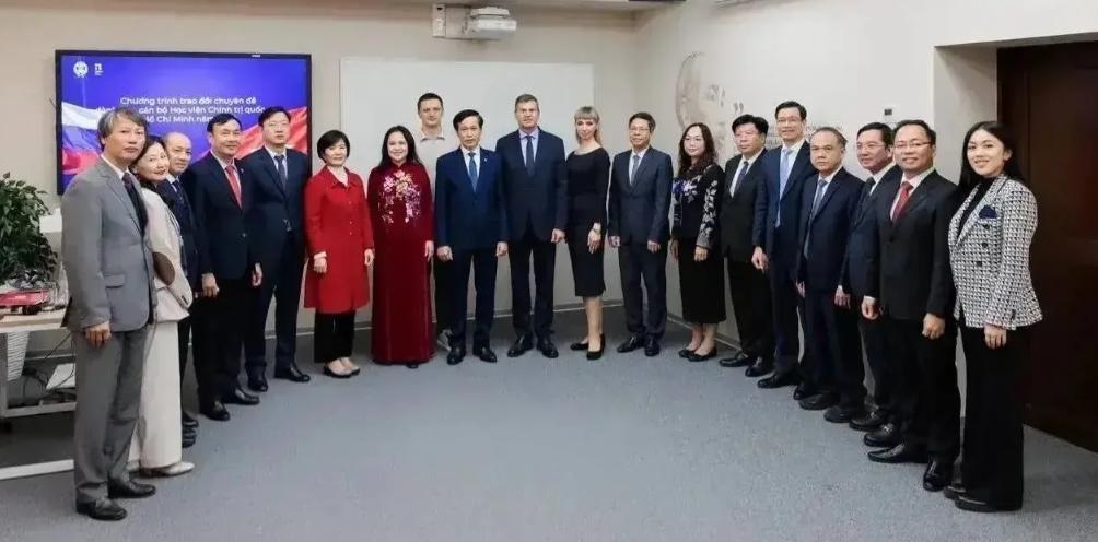 越南代表团在总统学院圆满完成职业发展培训项目