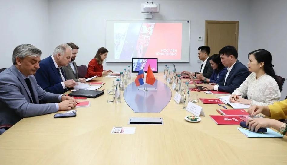 Presidential Academy strengthens ties with Vietnam's leading law school