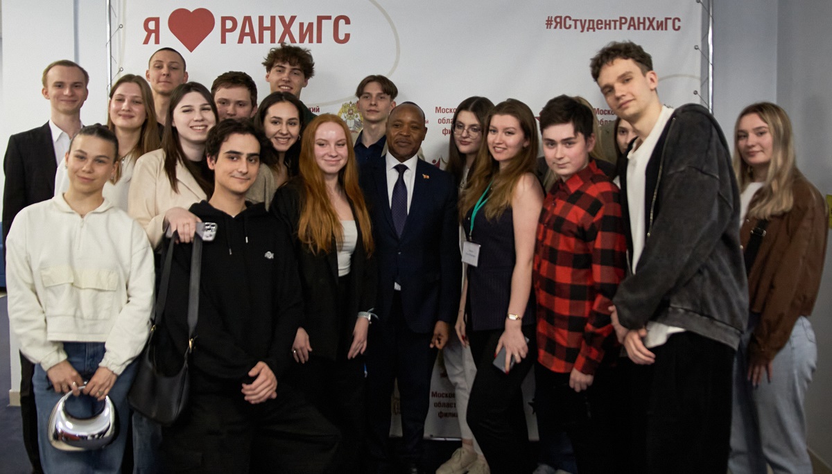 Kenyan ambassador delivers lecture to students at Presidential Academy