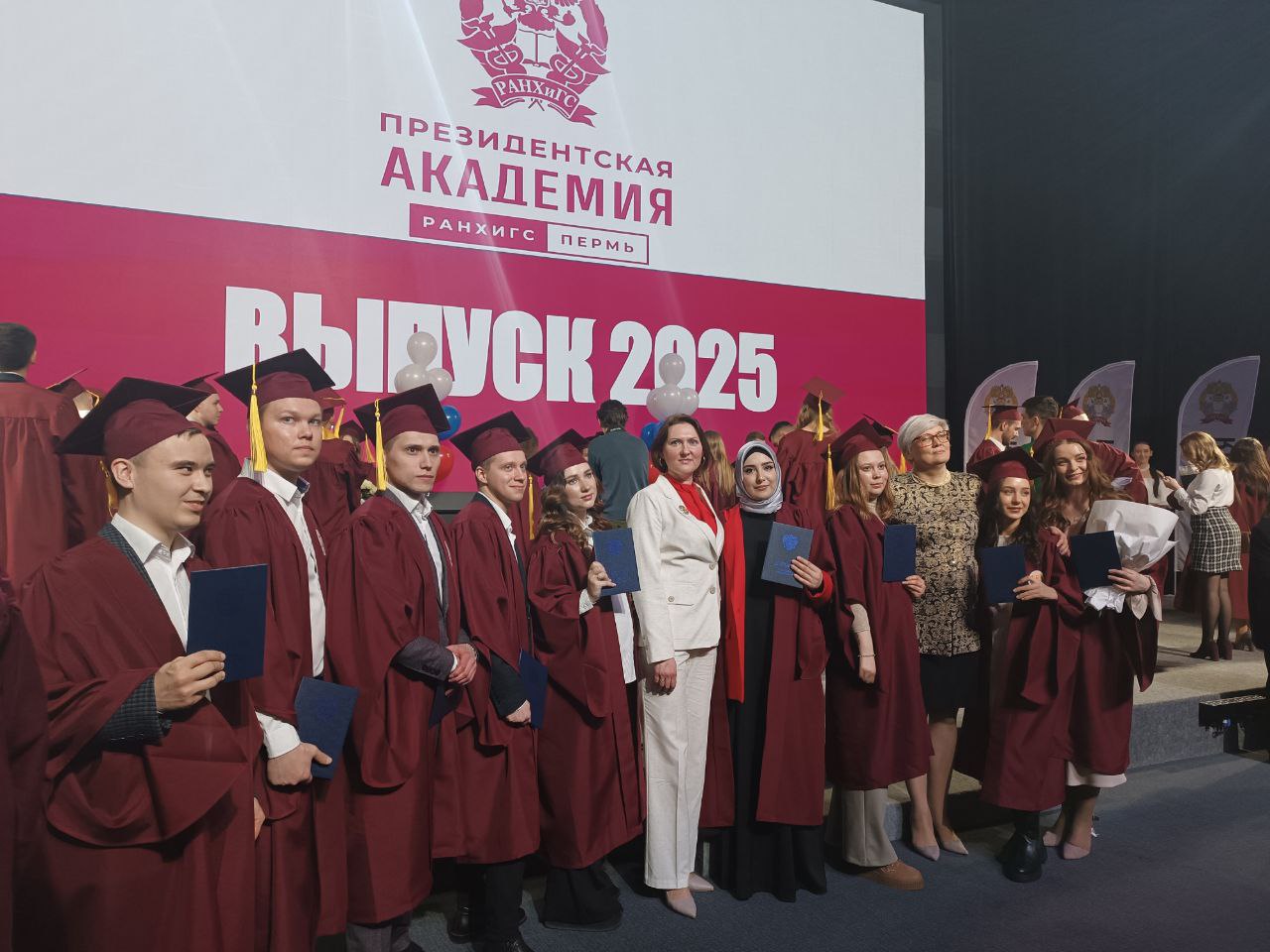 Дипломы Президентской академии вручены выпускникам Пермского филиала 12 марта в молодежном центре «Кристалл».