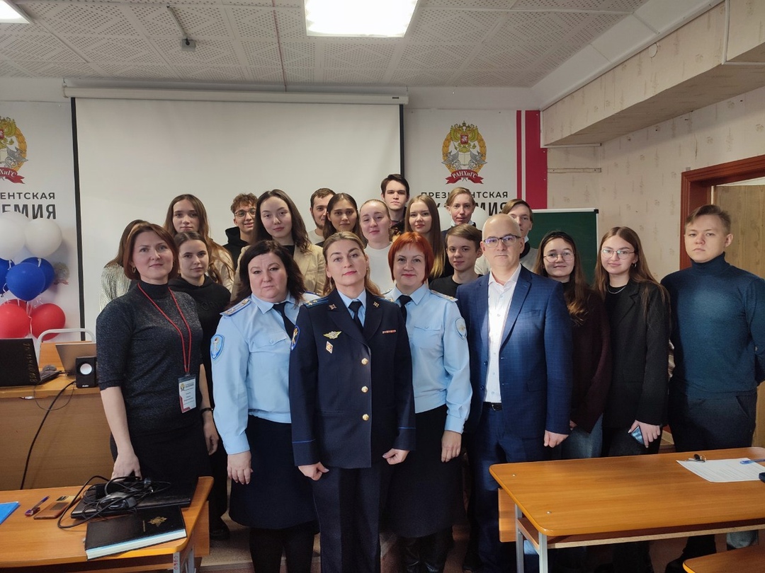 Студенты филиала учатся распознавать угрозы: практическое занятие с представителями ГУВД России по Пермскому краю