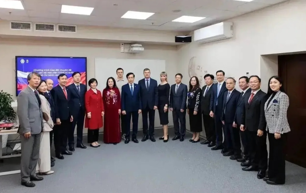 越南代表团在总统学院圆满完成职业发展培训项目