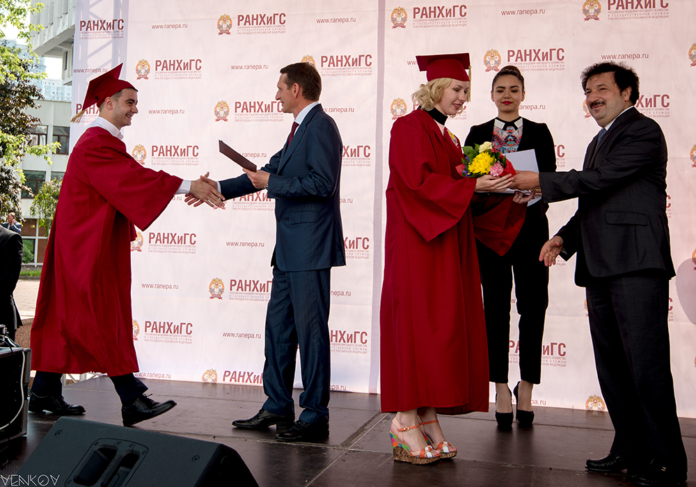 Торжественная церемония вручения красных дипломов выпускникам