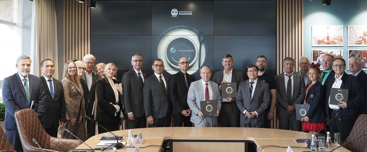 Президентская академия презентовала первую в мире монографию по гастродипломатии