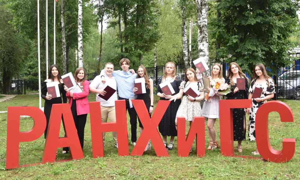 Внимание! Торжественная церемония вручения дипломов выпускникам Президентской академии в Смоленске