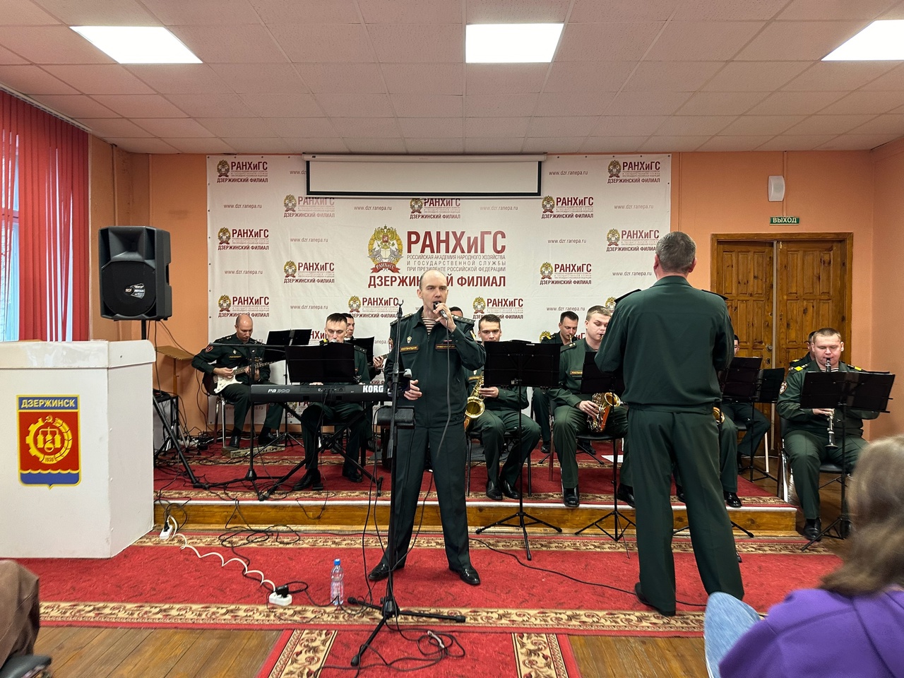 Студенты Дзержинского филиала РАНХиГС возложили цветы к памятным табличкам, посвящённым Дню неизвестного солдата