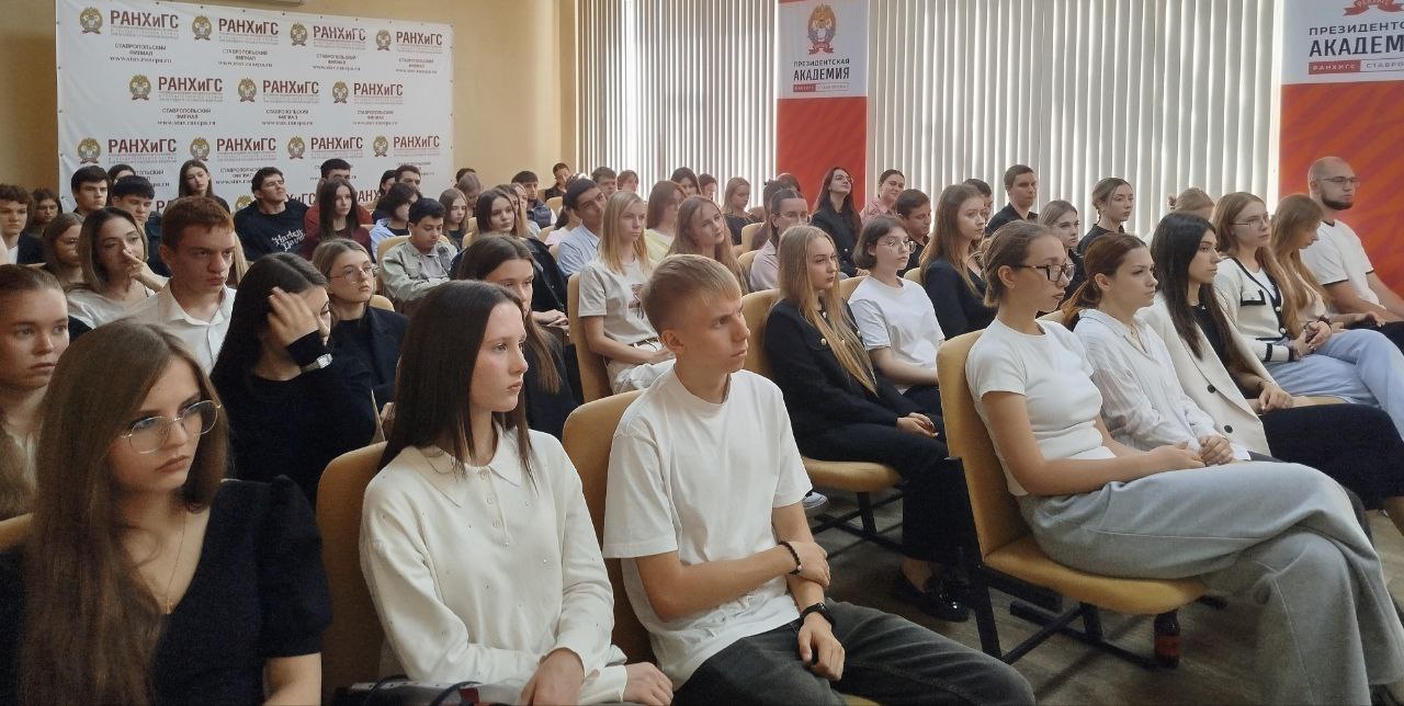 Первокурсники познакомились с основами науки