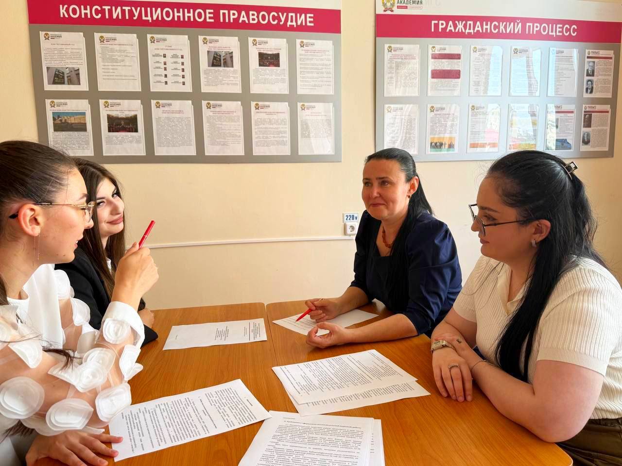 Знакомим с руководителями Студенческого научного общества